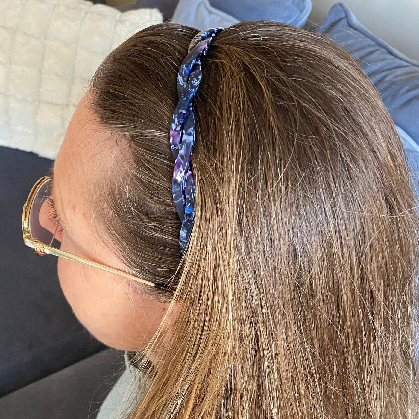 Udforsk hårbøjler - Alberte blå hårbøjle fra Orphic Style – en elegant hårbøjle der ikke gør ondt bag ørerne - hårbøjler der ikke klemmer
