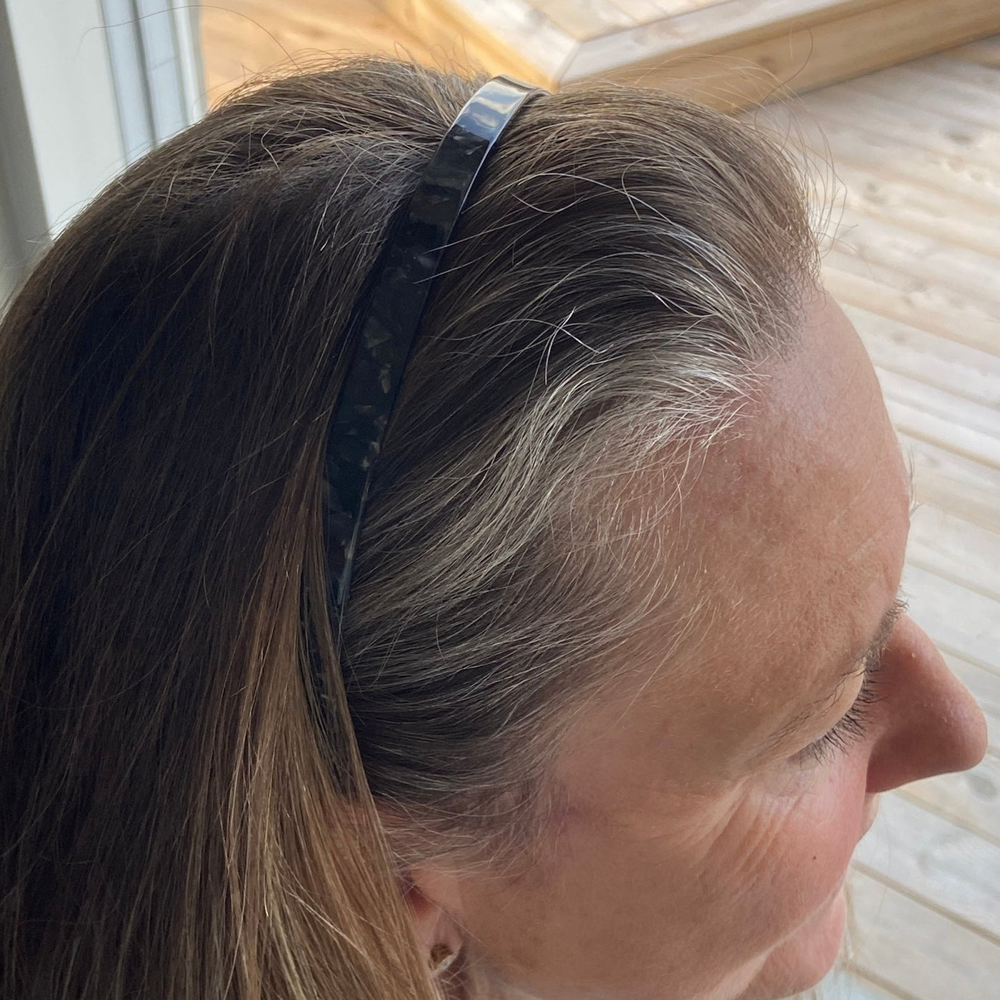 Udforsk hårbøjler - en elegant hårbøjle der ikke gør ondt bag ørerne - hårbøjler der ikke klemmer - Alma sort hårbøjle fra Orphic Style