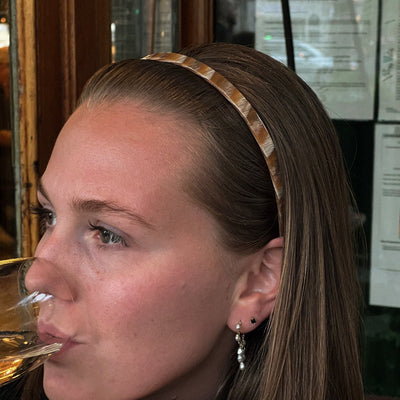 Udforsk hårbøjler - en elegant hårbøjle der ikke gør ondt bag ørerne - hårbøjler der ikke klemmer - Alma mellemblond neutral hårbøjle fra Orphic Style