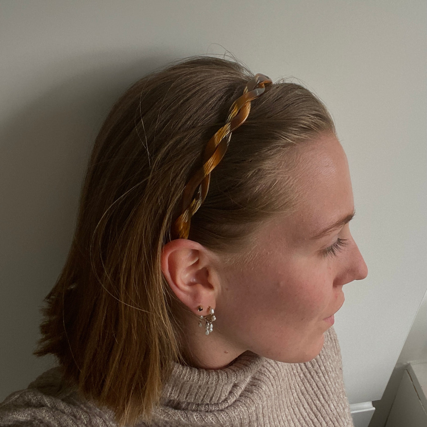 Udforsk hårbøjler - Alberte brun hårbøjle fra Orphic Style – en elegant hårbøjle der ikke gør ondt bag ørerne - hårbøjler der ikke klemmer
