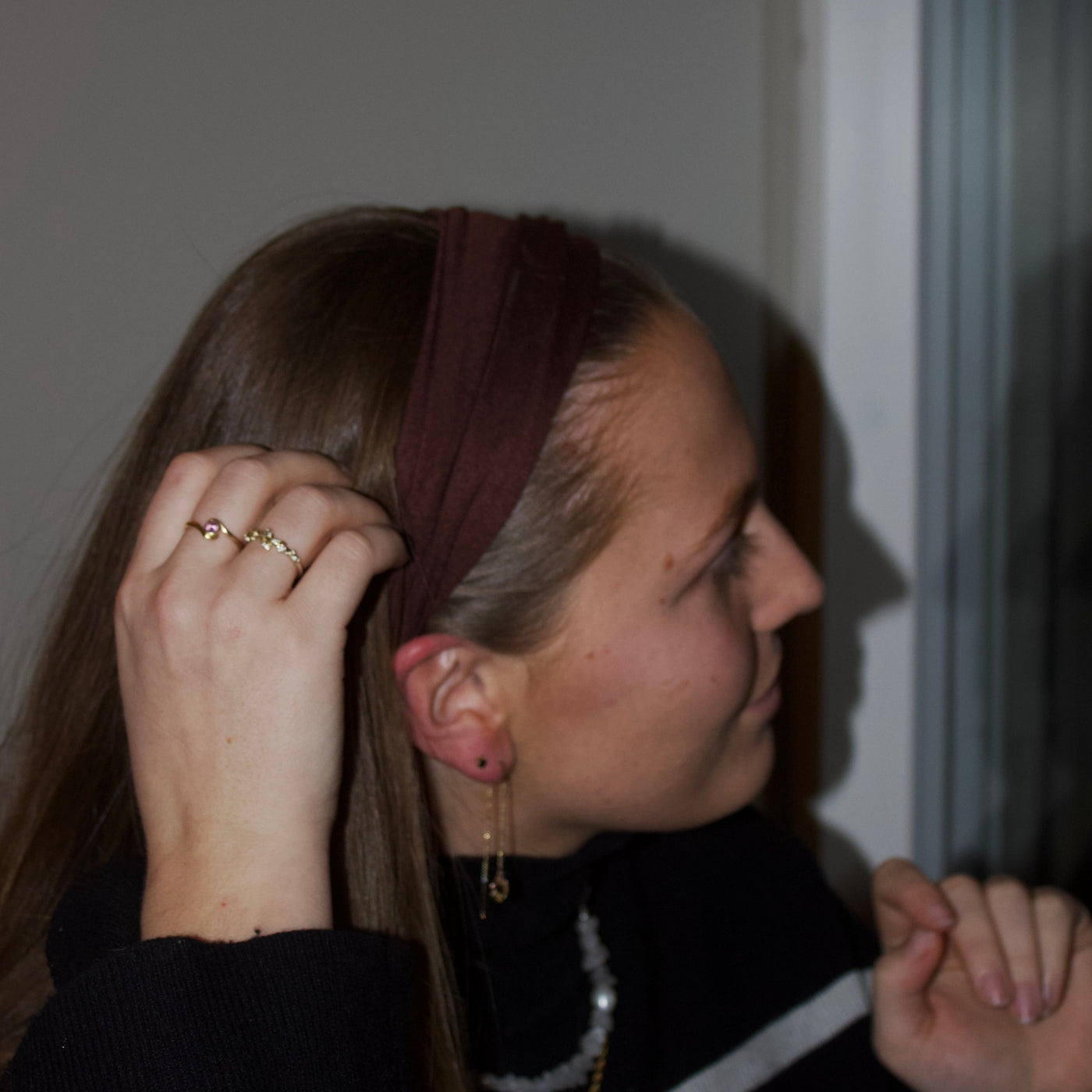 Udforsk hårbånd - en elegant hårbånd der kan blive bredt- hårbånd med mønster - Cecilie brunt hårbånd fra Orphic Style