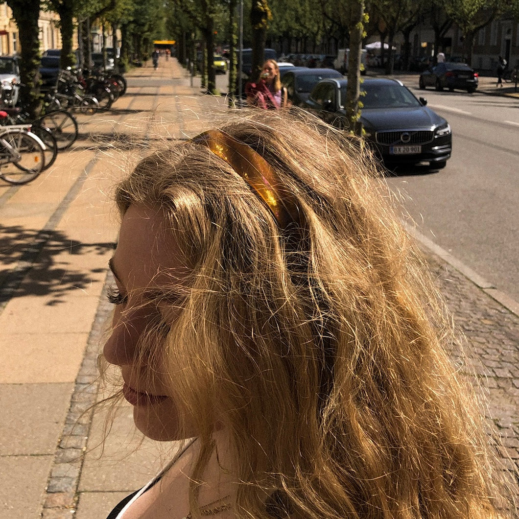 Udforsk hårbøjler - en elegant hårbøjle der ikke gør ondt bag ørerne - hårbøjler der ikke klemmer - Anna brun hårbøjle fra Orphic Style