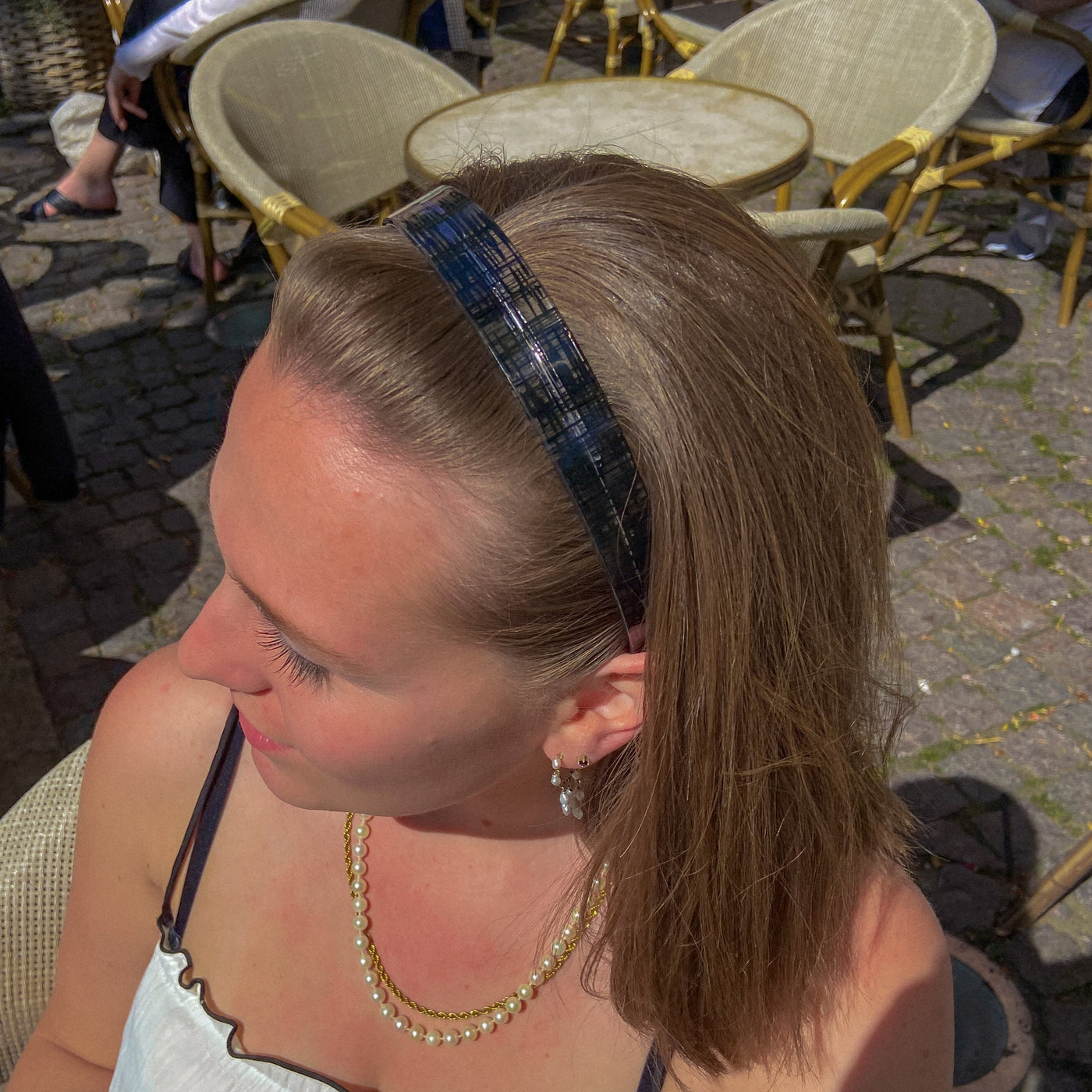 Udforsk hårbøjler - en elegant hårbøjle der ikke gør ondt bag ørerne - hårbøjler der ikke klemmer - Anna sort hårbøjle fra Orphic Style
