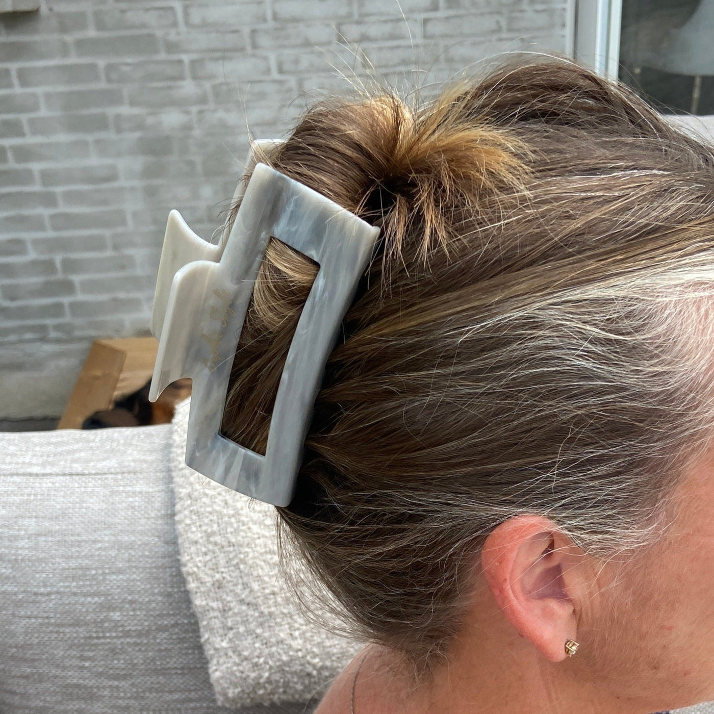 Udforsk hårklemmer - Lena grå hårklemme fra Orphic Style – en elegant hårklemme, der kombinerer stil, funktionalitet og enkelhed - hårklemmer designet til tykt hår