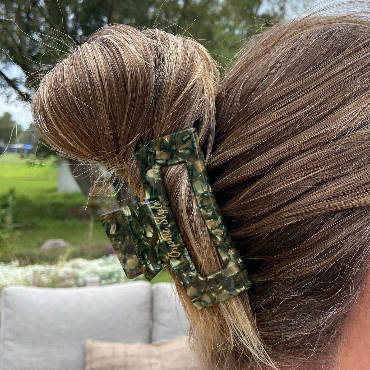 Udforsk hårklemmer - Lena grøn hårklemme fra Orphic Style – en elegant hårklemme, der kombinerer stil, funktionalitet og enkelhed - hårklemmer designet til tyndt og tykt hår