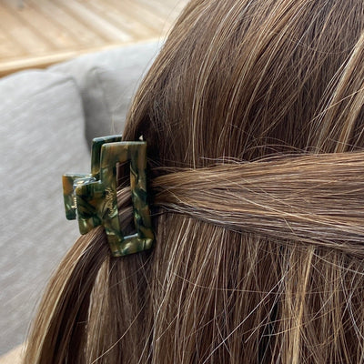 Udforsk hårklemmer - Lena grøn hårklemme fra Orphic Style – en elegant hårklemme, der kombinerer stil, funktionalitet og enkelhed - hårklemmer designet til tyndt hår