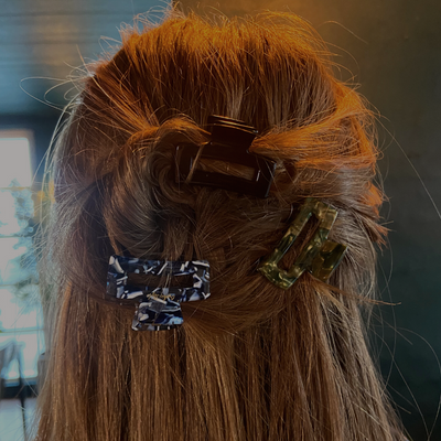 Udforsk hårklemmer - Lena blå hårklemme fra Orphic Style – en elegant hårklemme, der kombinerer stil, funktionalitet og enkelhed - hårklemmer designet til tyndt hår
